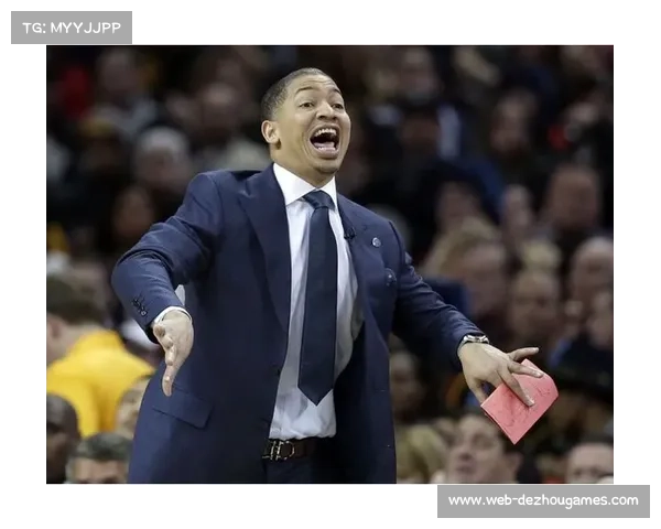 老将完成关键防守后与队友击掌，展现团队凝聚力